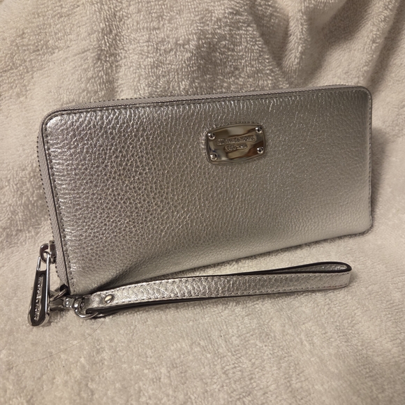 EUC  Michael Kors Silver Wristlet Clutch Fits Cellphones Gorgeous !!  preloved - Picture 1 of 16